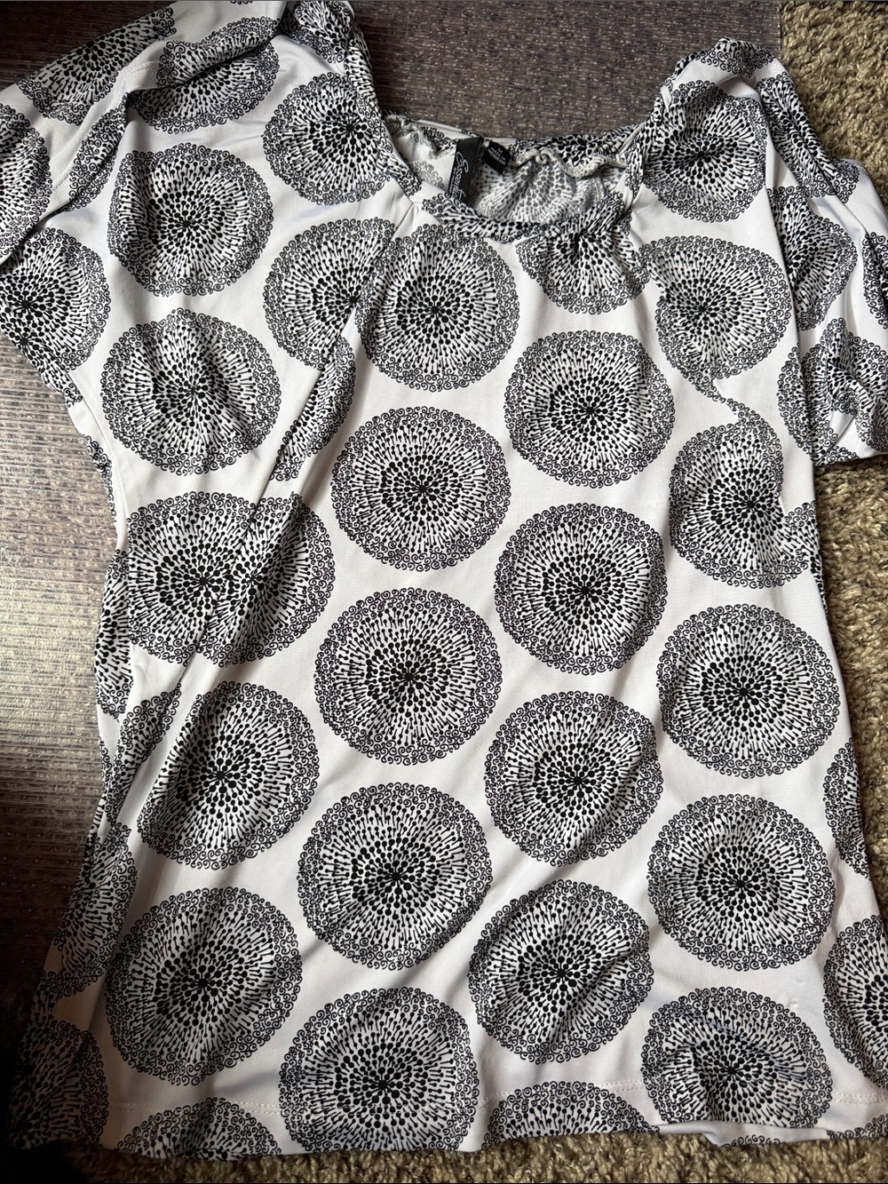 Women’s Black and White Printed Short Sleeve Top